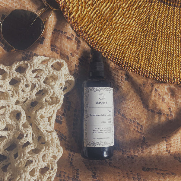 The perfect addition to your daily selfcare ritual. Sól pairs an uplifting blend of orange, crisp grapefruit, bergmot, spicy ginger, and clary sage, with actives CBD, CBG, Arnica and Magnesium to soothe, replenish, and revitalize your body and mind. Carpe Diem. 