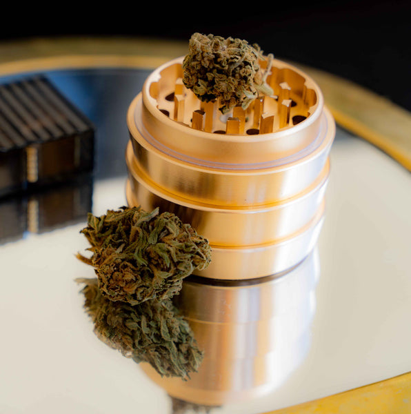 The Sackville signature grinder is a smaller 4-Tier grinder in soft brushed gold with a beautiful design so you wont need to hide her away.  With four tiers including a mesh keif screen, keif bowl and diamond-sharp teeth for the perfect fluffy ground flower, it will outperform all others too. Get a grinder that does job and looks sexy at the same time. Just like you.